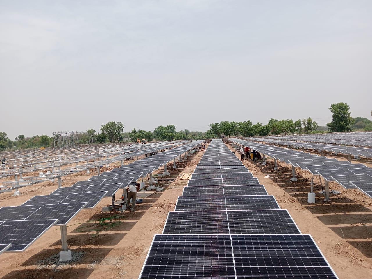 Solar power plant with rows of photovoltaic panels
